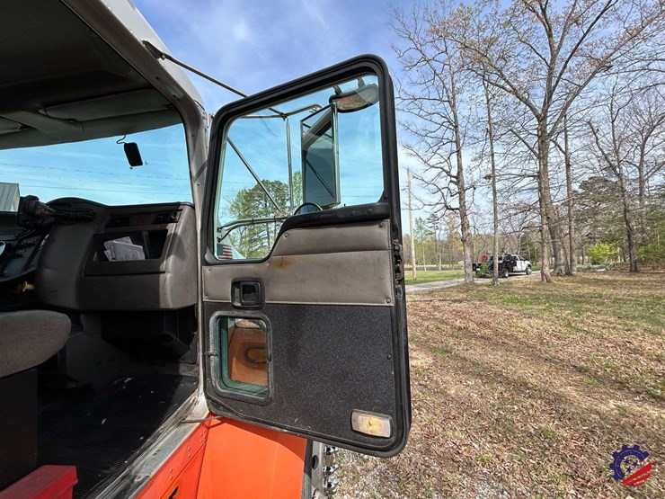 2005-kenworth-t300-image-83