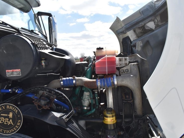 2015-volvo-vnl64t670-image-25