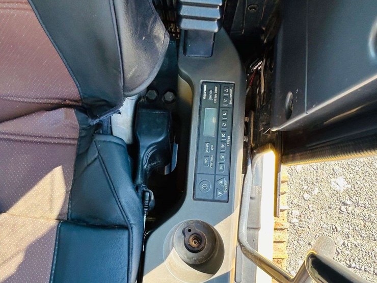 2015-komatsu-pc210-lc-image-16