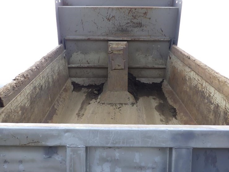 2010-peterbilt-337-image-10