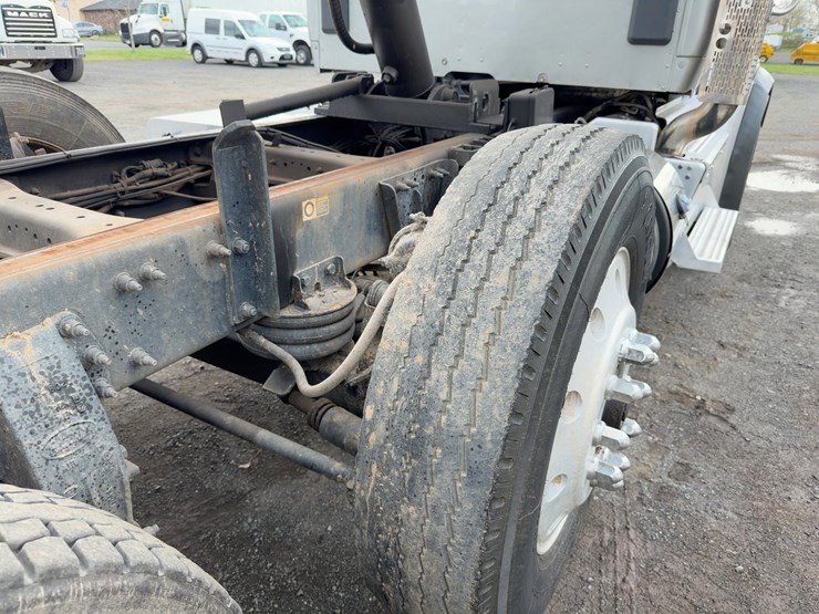 2015-peterbilt-567-image-21