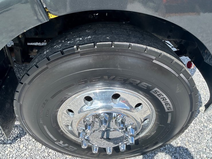 2005-peterbilt-335-image-14