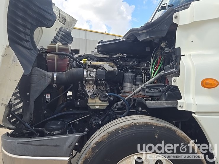 2011-freightliner-cascadia-125-image-54