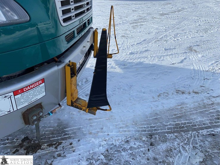 2010-freightliner-m2-106-image-51