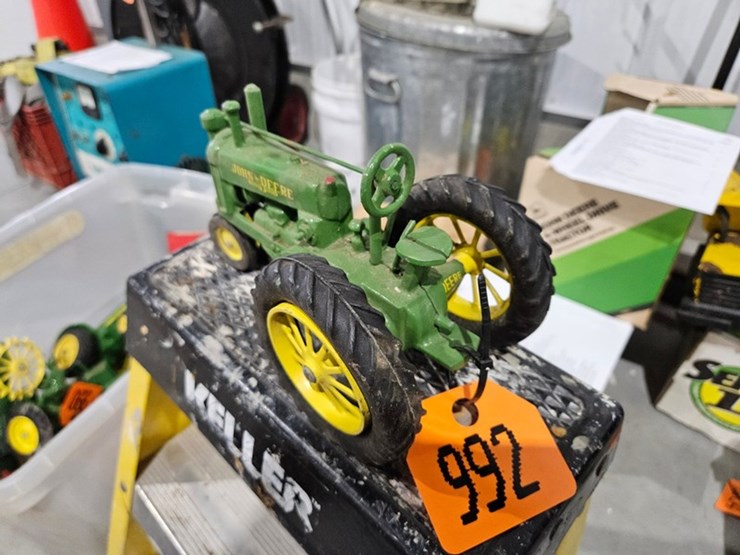 #992-•-john-deere-1/16-metal-toy-tractor-image-3
