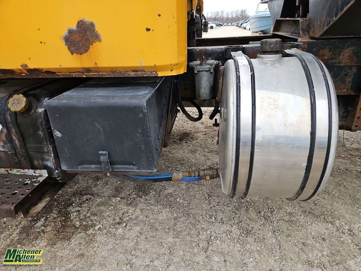 2004-freightliner-fl80-image-25