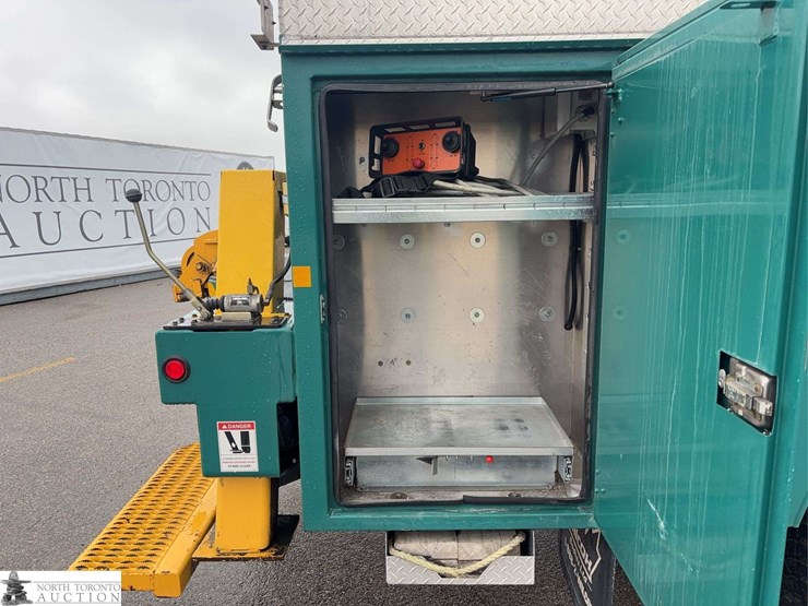 2012-freightliner-m2-106-image-12