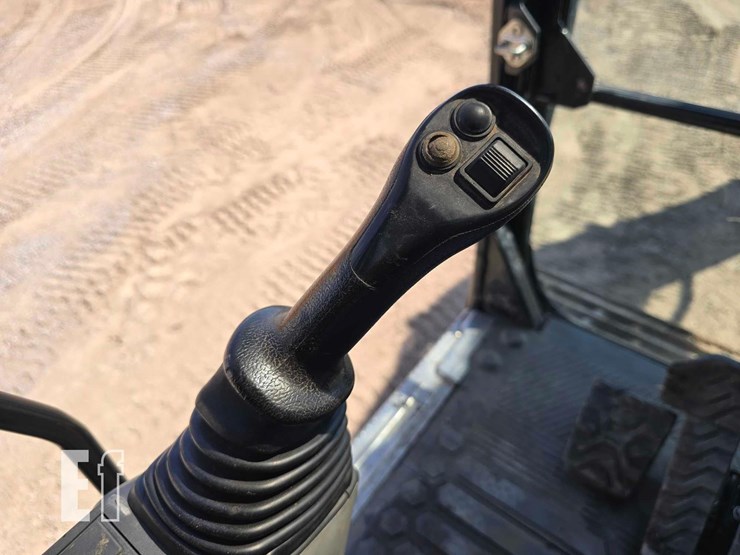 2020-caterpillar-323-image-18