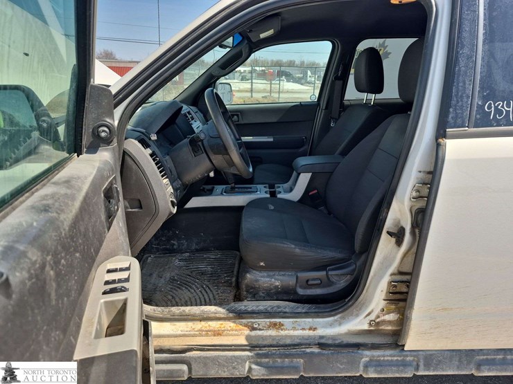 2010-ford-escape-image-11