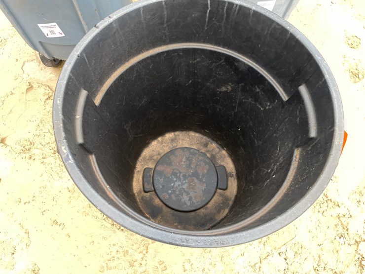 #3947-•-(3)-poly-trash-barrels-image-11