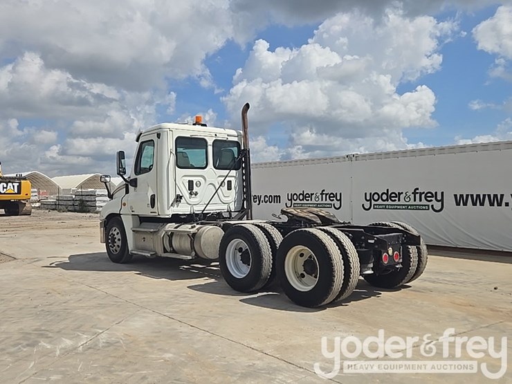 2011-freightliner-cascadia-125-image-3