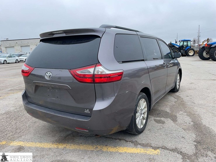 2015-toyota-sienna-image-5