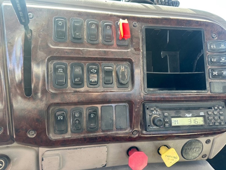 2005-mack-chn613-image-6