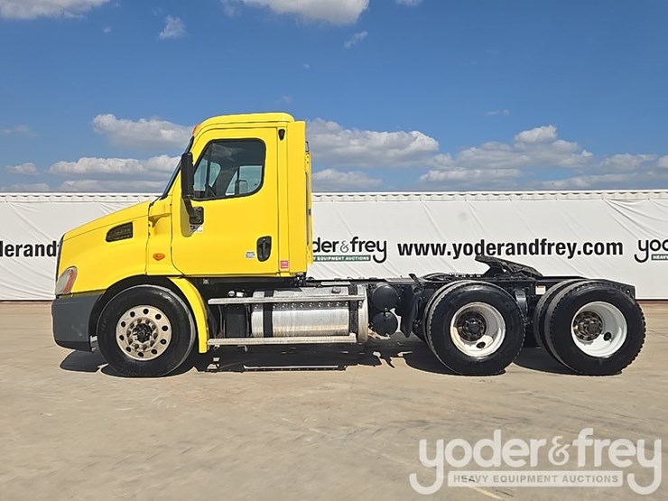 2014-freightliner-cascadia-113-image-2