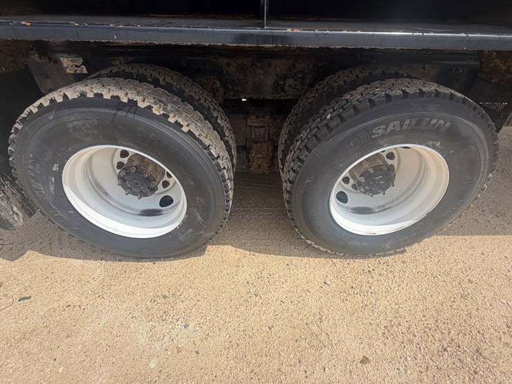 2000-freightliner-fl80-image-13