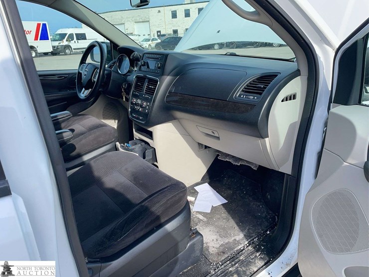 2014-dodge-grand-caravan-sxt-image-22