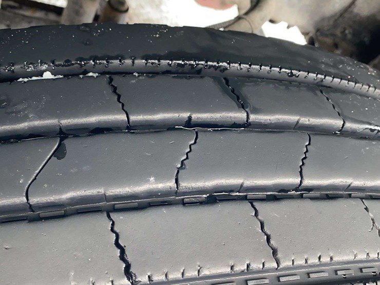 2011-freightliner-m2-106-image-44