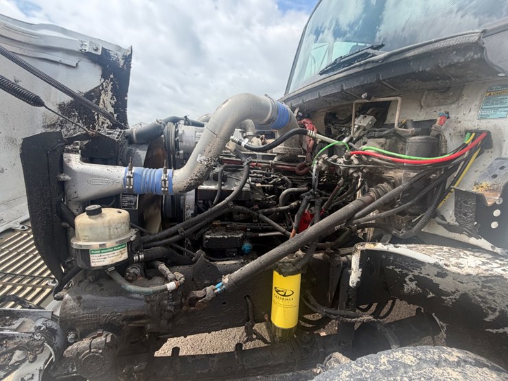 2000-freightliner-fl80-image-9