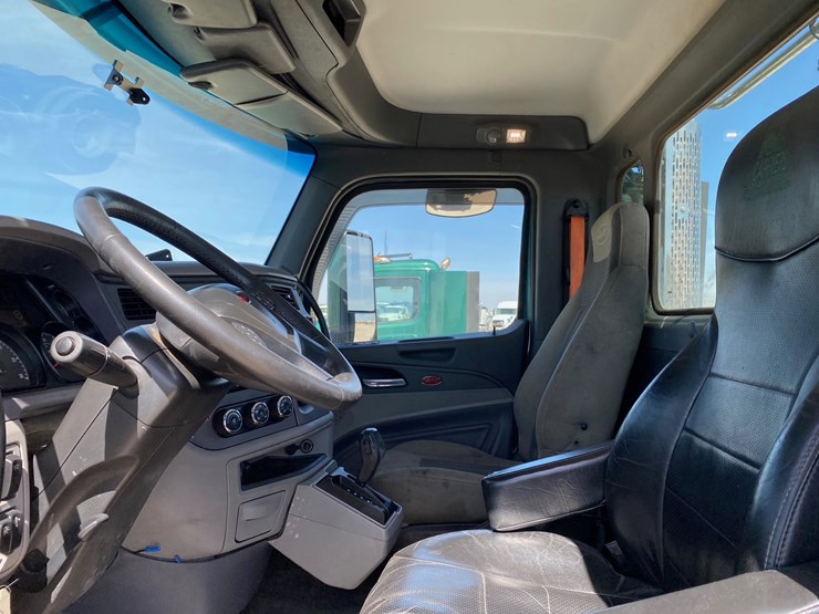2017-peterbilt-579-image-12