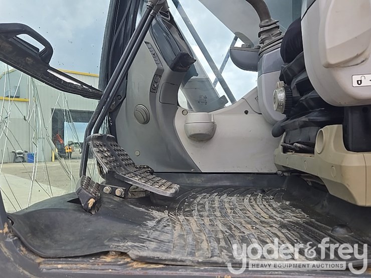 2017-deere-210g-lc-image-117