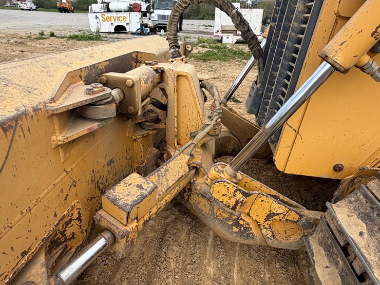 deere-750c-lt-image-2