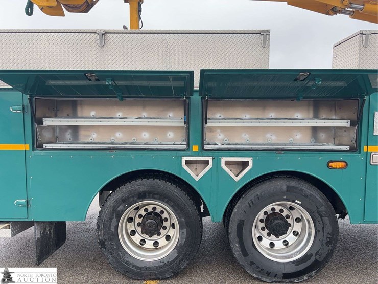 2012-freightliner-m2-106-image-13