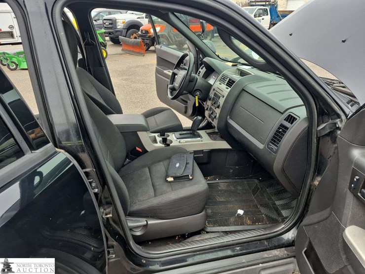 2010-ford-escape-image-35