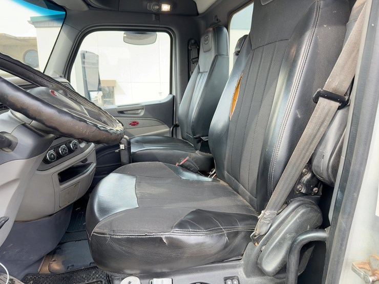 2015-peterbilt-567-image-29