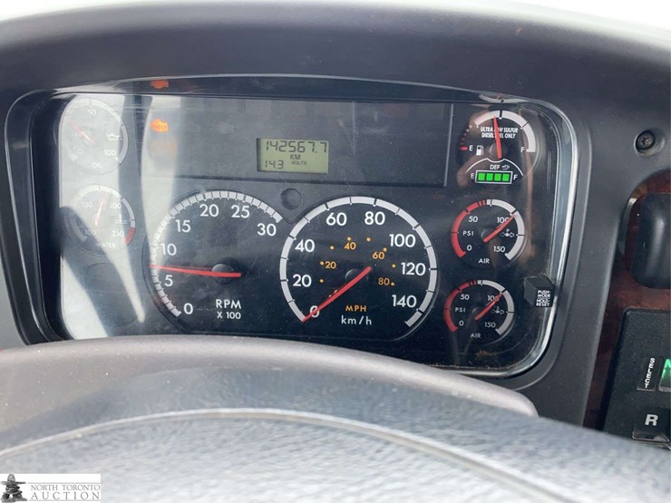 2011-freightliner-m2-106-image-9