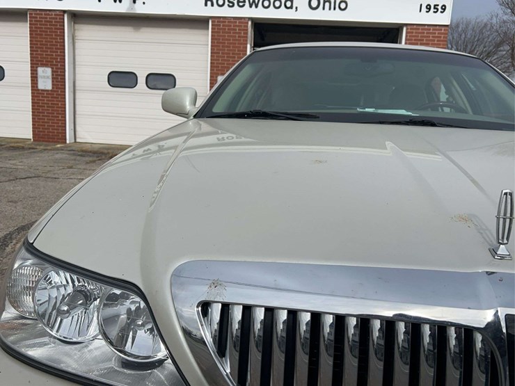 2005-lincoln-town-car-image-13