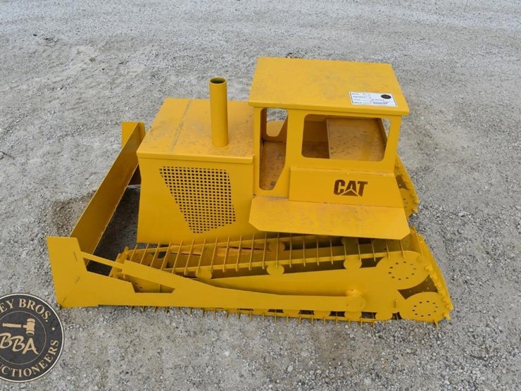 caterpillar-dozer-lawn-ornament-42931-image-1
