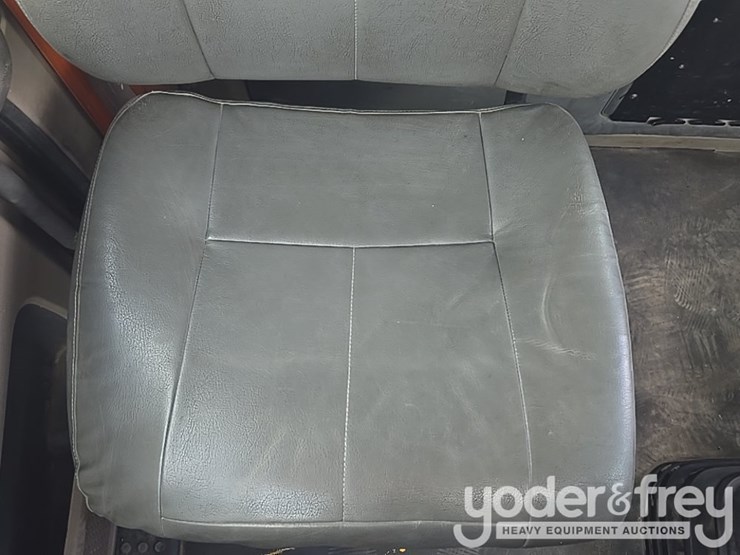 2011-freightliner-cascadia-125-image-83