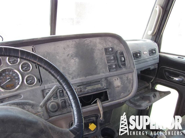 2010-peterbilt-384-image-5