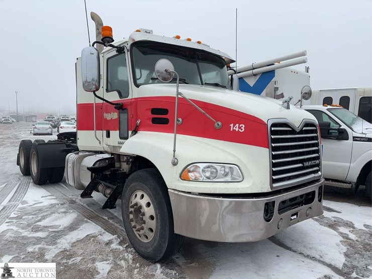 non-operable-2014-mack-pinnacle-t/a-day-cab-tractor-image-2