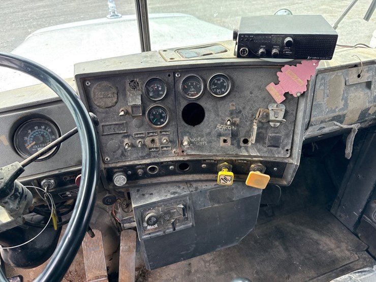 #31721-•-1989-mack-r690t-single-axle-fuel-truck-image-9