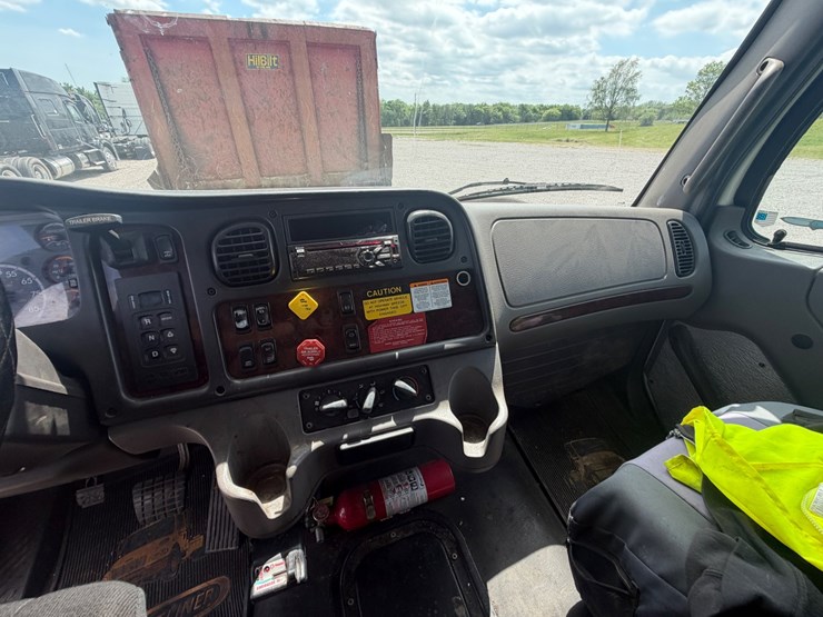 2020-freightliner-m2-106-image-28