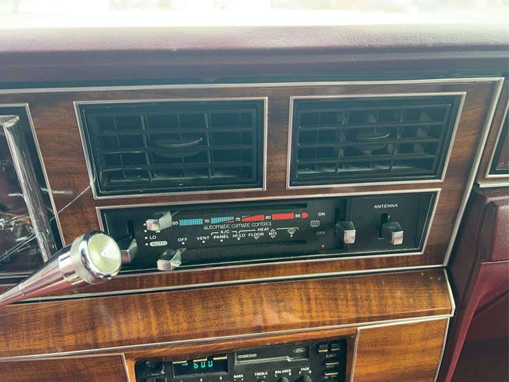 1989-lincoln-town-car-image-57