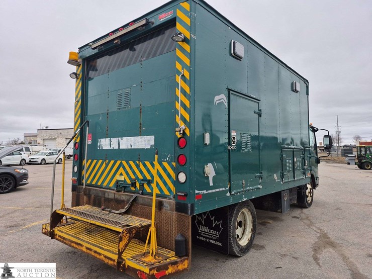 2016-isuzu-nqr-image-5