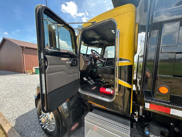 2005-peterbilt-335-image-22
