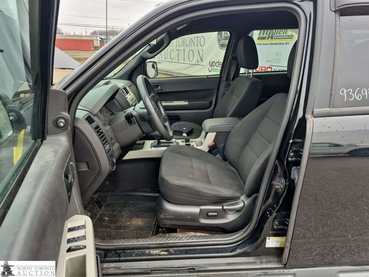 2010-ford-escape-image-11