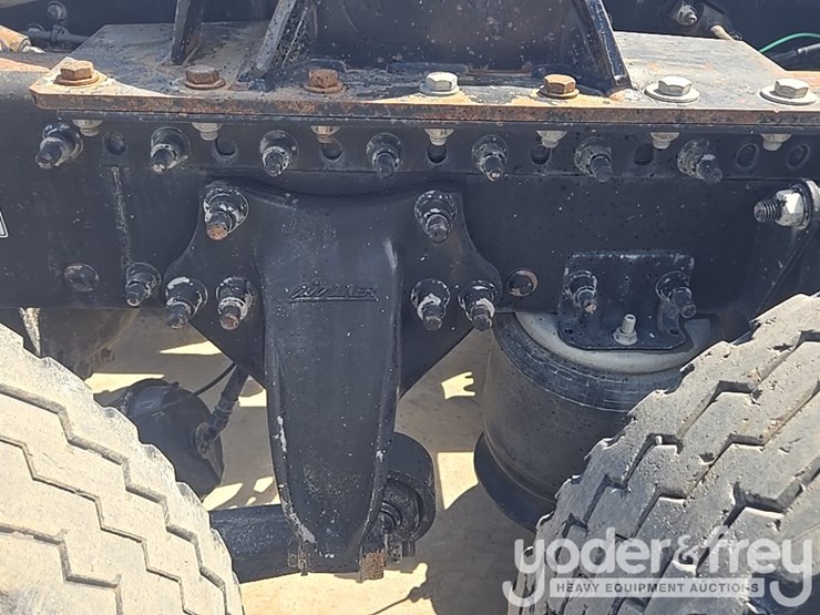 2011-freightliner-cascadia-125-image-34