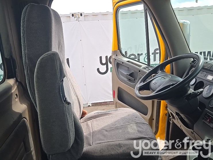 2012-freightliner-cascadia-125-image-90