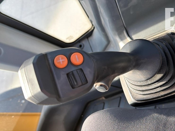 2024-deere-624-p-tier-image-13