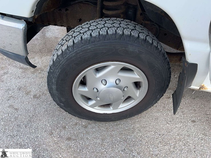 2011-ford-cargo-image-24