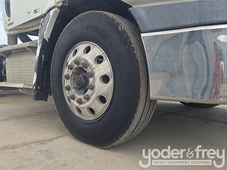 2011-freightliner-cascadia-125-image-15