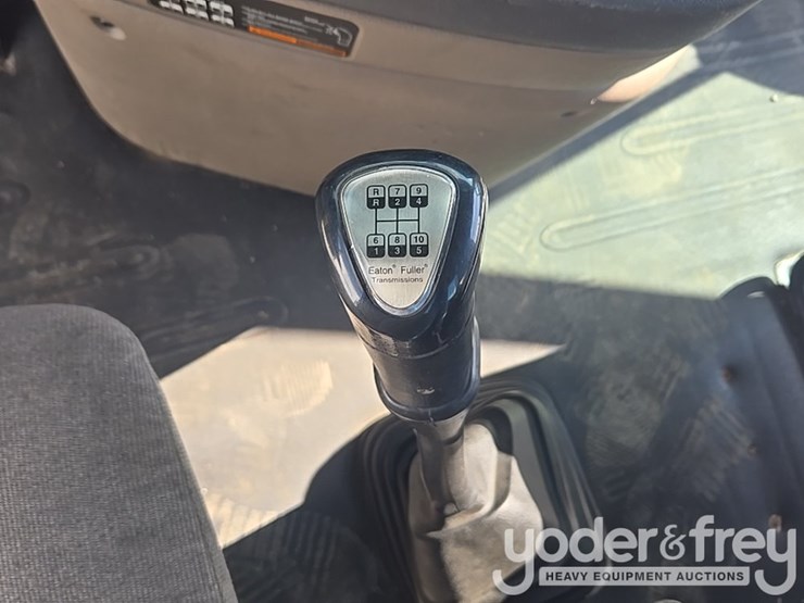 2014-freightliner-cascadia-113-image-103