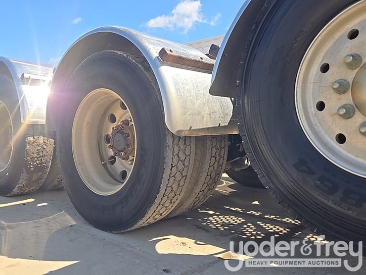 2014-kenworth-t880-image-24