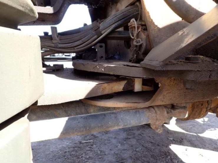 2014-deere-324j-image-45