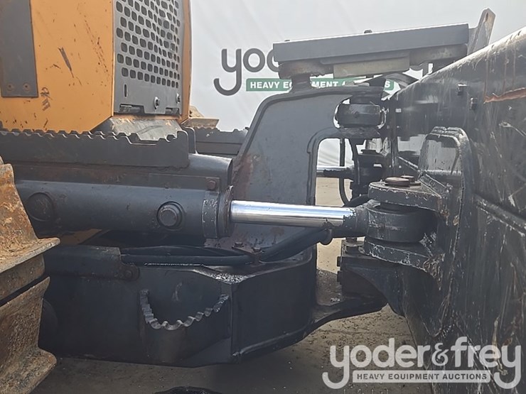 2016-case-750m-image-34