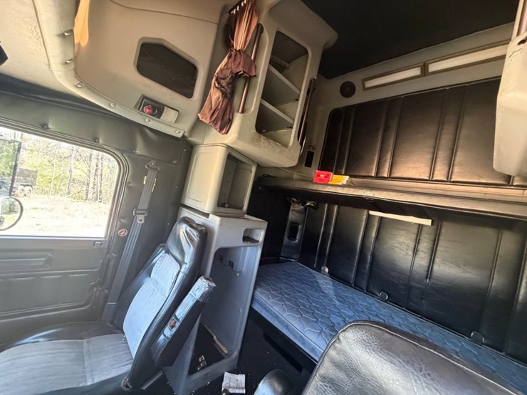 #31724-•-1997-freightliner-tandem-axle-flatbed-entertainmen-image-15